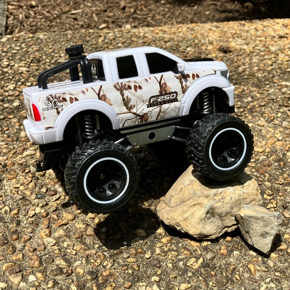 NWOT Realtree Snow White Camo Toy Truck 4 X 4